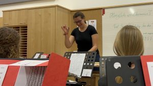Read more about the article Lehrprobe von Philomena Posautz: Ein Schritt in Richtung musikalischer Leitung